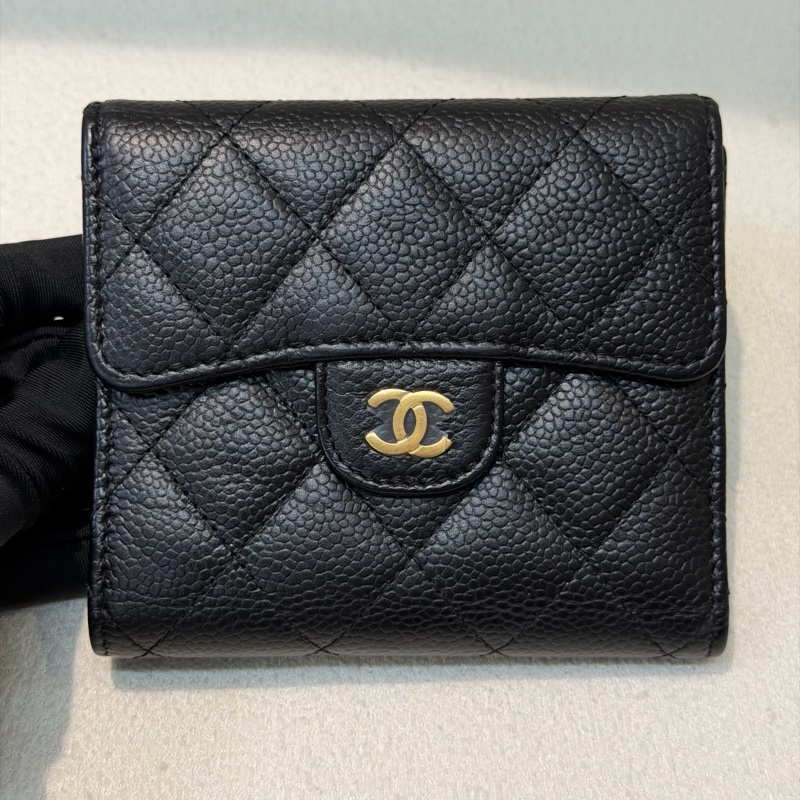 CHANEL 黑金色荔枝牛皮短夾 XC377-1