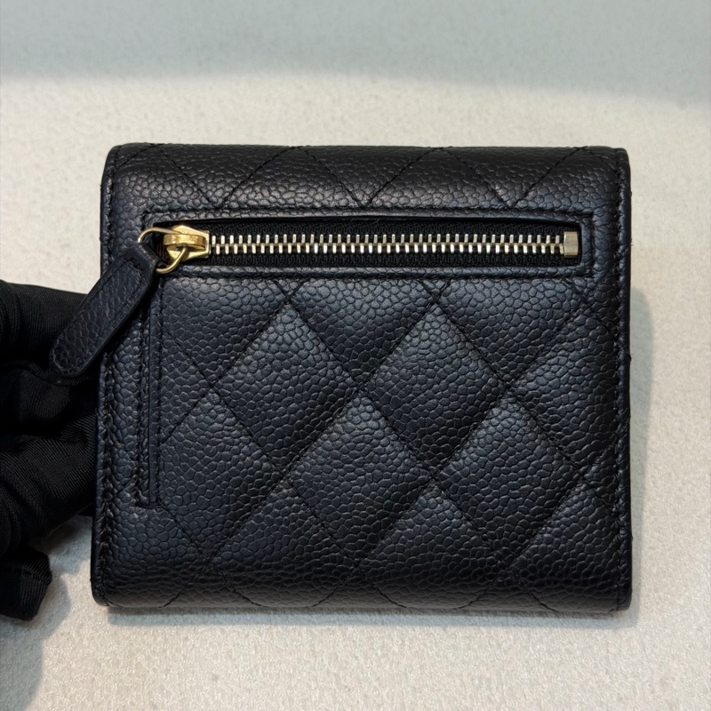 CHANEL 黑金色荔枝牛皮短夾 XC377-2