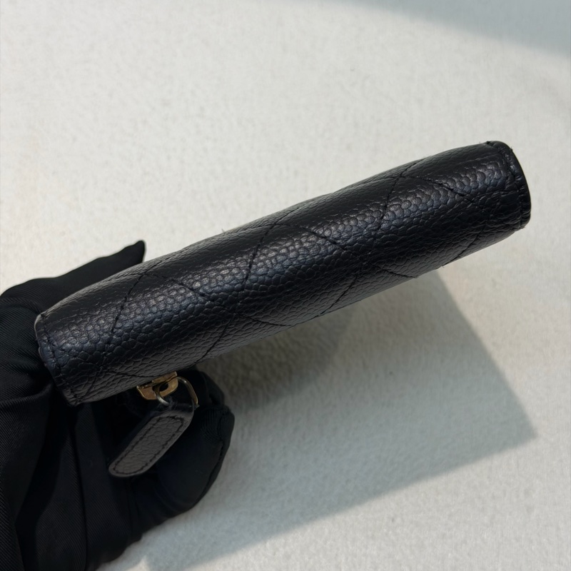 CHANEL 黑金色荔枝牛皮短夾 XC377-5