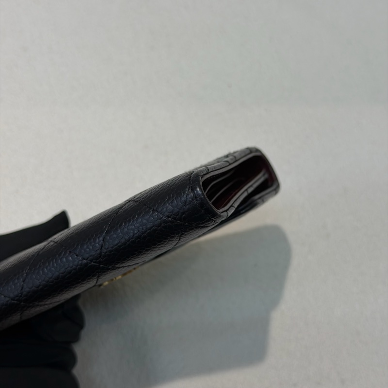 CHANEL 黑金色荔枝牛皮短夾 XC377-7