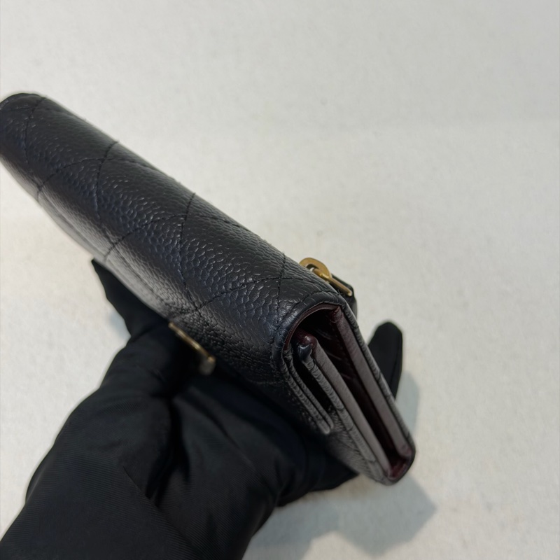 CHANEL 黑金色荔枝牛皮短夾 XC377-9