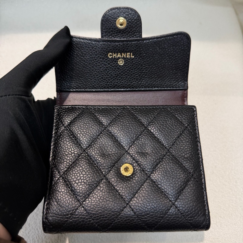 CHANEL 黑金色荔枝牛皮短夾 XC377-11