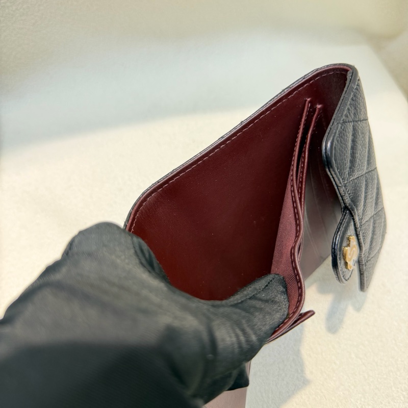 CHANEL 黑金色荔枝牛皮短夾 XC377-15