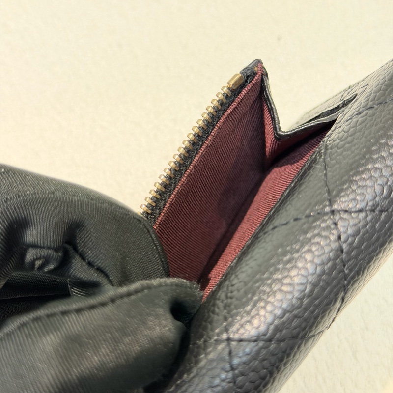 CHANEL 黑金色荔枝牛皮短夾 XC377-18