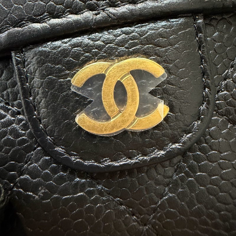 CHANEL 黑金色荔枝牛皮短夾 XC377-28