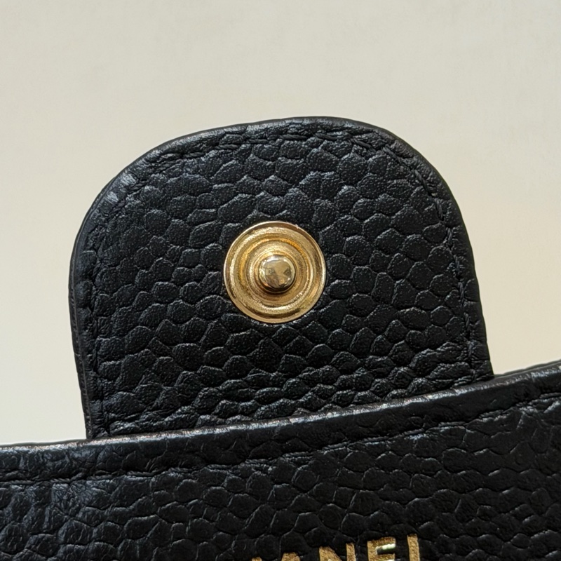 CHANEL 黑金色荔枝牛皮短夾 XC377-30