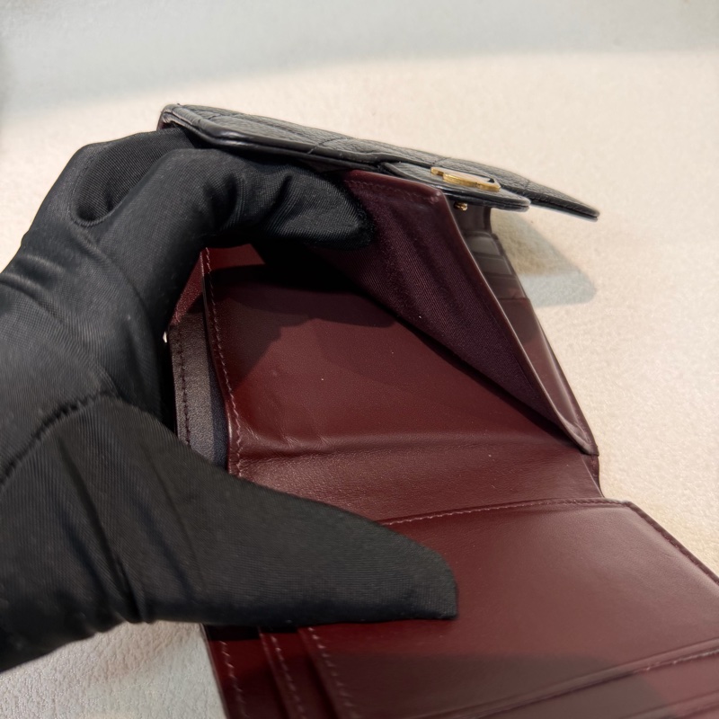 CHANEL 黑金色荔枝牛皮短夾 XC377-34