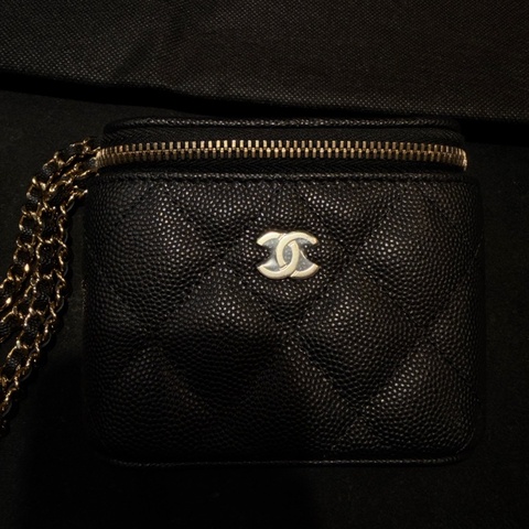 CHANEL 香奈兒的經典魚子醬菱格紋鏈帶迷你化妝包