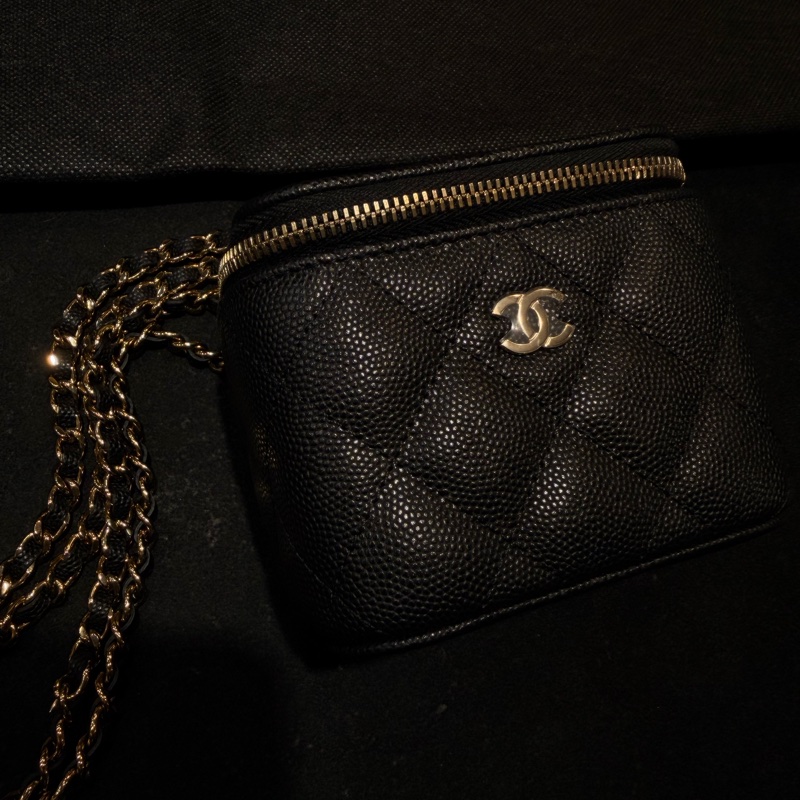 CHANEL 香奈兒的經典魚子醬菱格紋鏈帶迷你化妝包-1