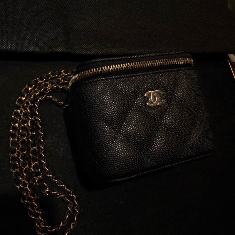 CHANEL 香奈兒的經典魚子醬菱格紋鏈帶迷你化妝包-6