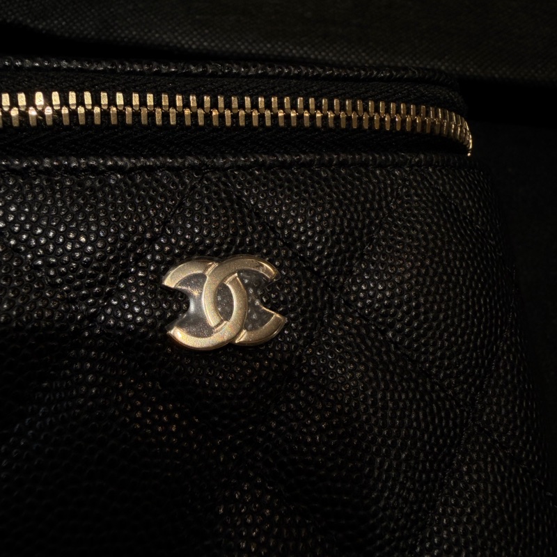 CHANEL 香奈兒的經典魚子醬菱格紋鏈帶迷你化妝包-7