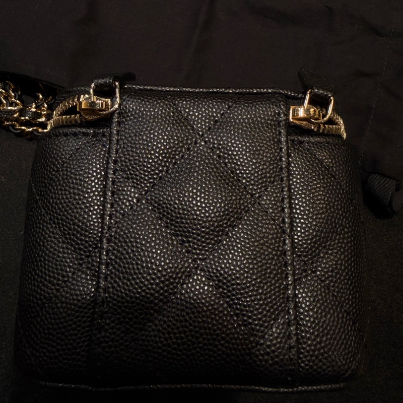 CHANEL 香奈兒的經典魚子醬菱格紋鏈帶迷你化妝包-9