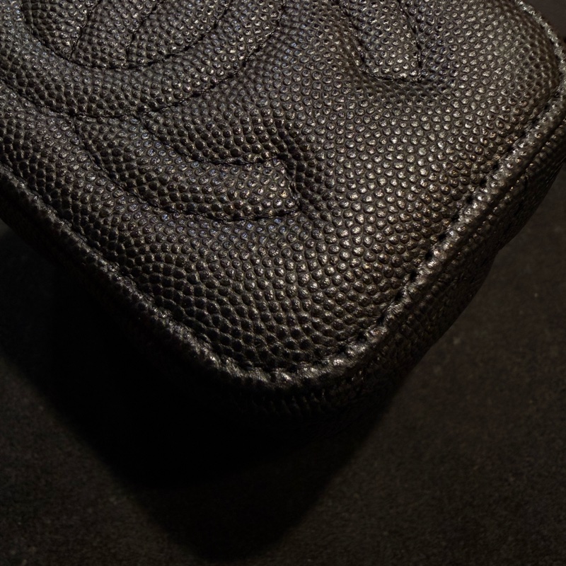 CHANEL 香奈兒的經典魚子醬菱格紋鏈帶迷你化妝包-12