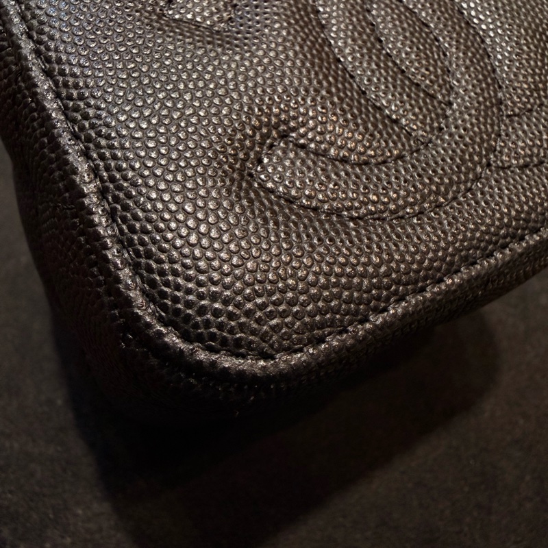 CHANEL 香奈兒的經典魚子醬菱格紋鏈帶迷你化妝包-13