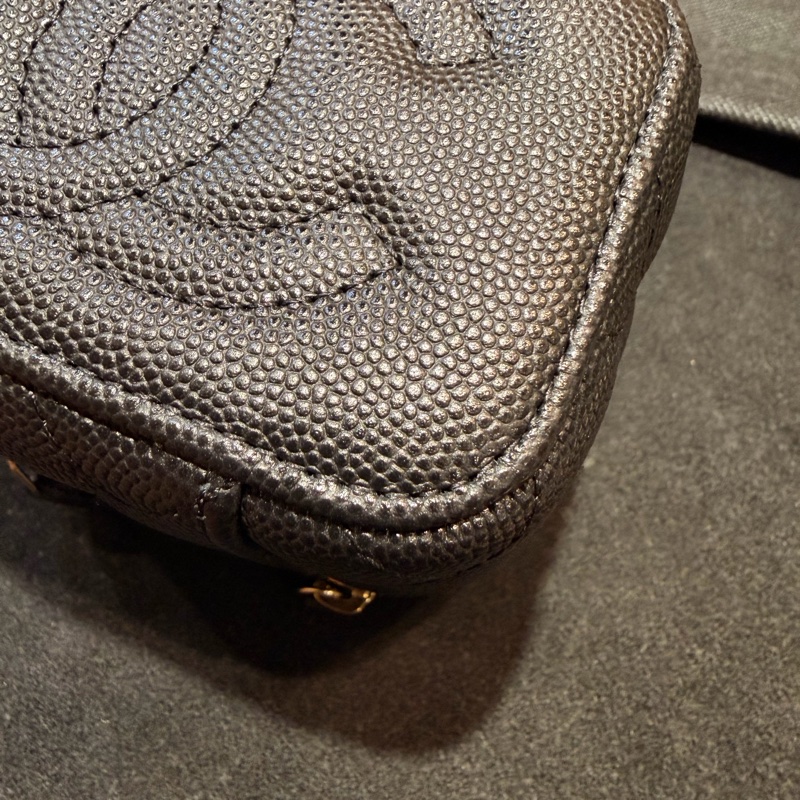 CHANEL 香奈兒的經典魚子醬菱格紋鏈帶迷你化妝包-14