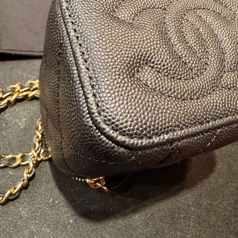 CHANEL 香奈兒的經典魚子醬菱格紋鏈帶迷你化妝包-15