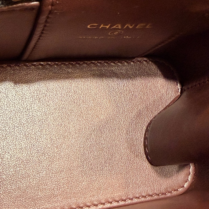 CHANEL 香奈兒的經典魚子醬菱格紋鏈帶迷你化妝包-17