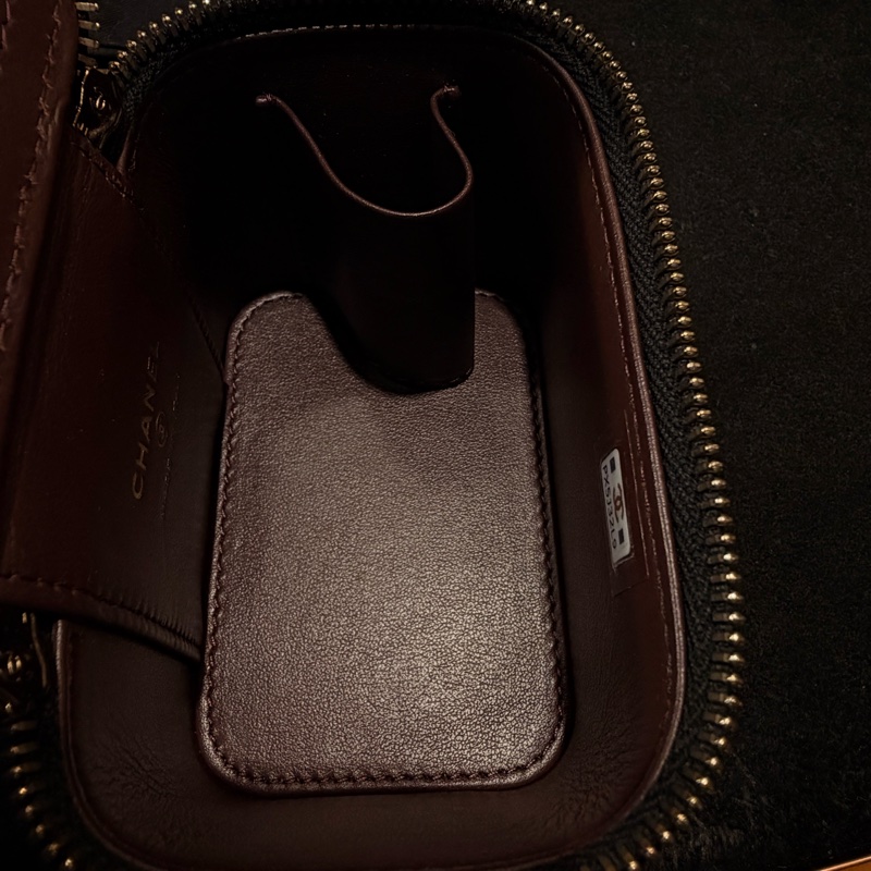 CHANEL 香奈兒的經典魚子醬菱格紋鏈帶迷你化妝包-20