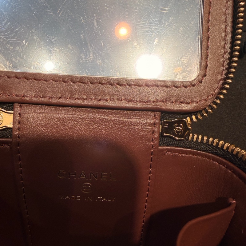 CHANEL 香奈兒的經典魚子醬菱格紋鏈帶迷你化妝包-22