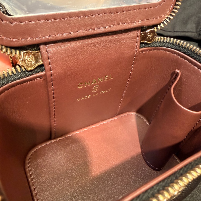 CHANEL 香奈兒的經典魚子醬菱格紋鏈帶迷你化妝包-23