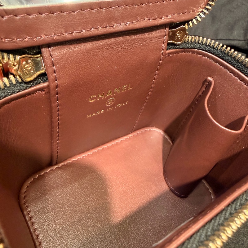 CHANEL 香奈兒的經典魚子醬菱格紋鏈帶迷你化妝包-24