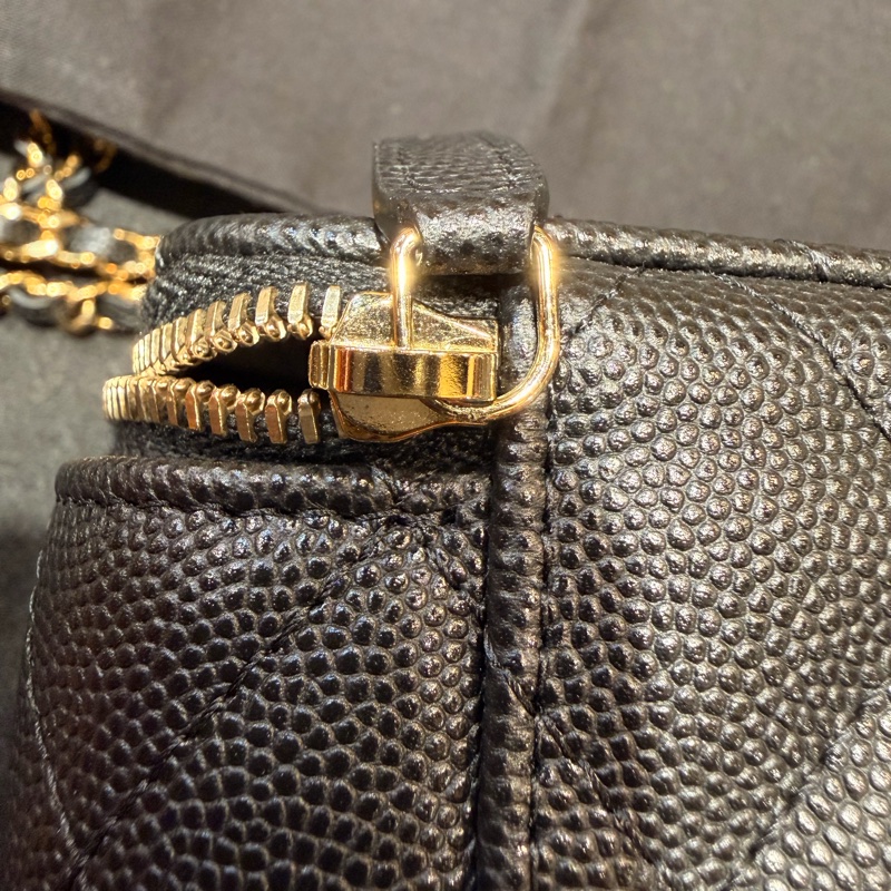 CHANEL 香奈兒的經典魚子醬菱格紋鏈帶迷你化妝包-25