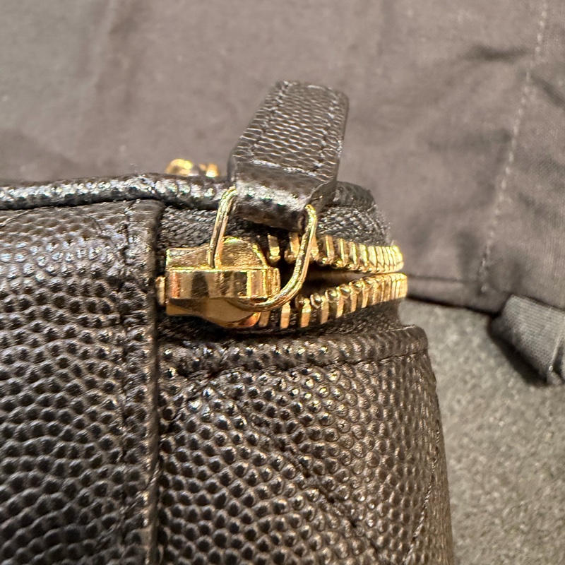 CHANEL 香奈兒的經典魚子醬菱格紋鏈帶迷你化妝包-26