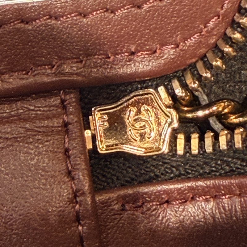 CHANEL 香奈兒的經典魚子醬菱格紋鏈帶迷你化妝包-27