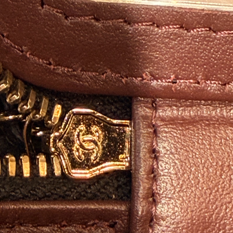 CHANEL 香奈兒的經典魚子醬菱格紋鏈帶迷你化妝包-28