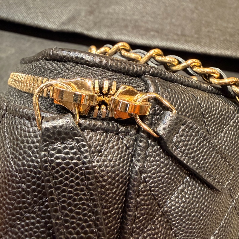 CHANEL 香奈兒的經典魚子醬菱格紋鏈帶迷你化妝包-29