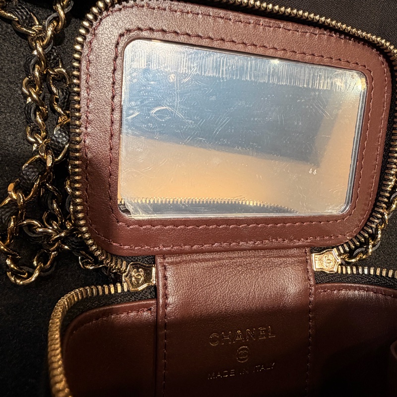 CHANEL 香奈兒的經典魚子醬菱格紋鏈帶迷你化妝包-31