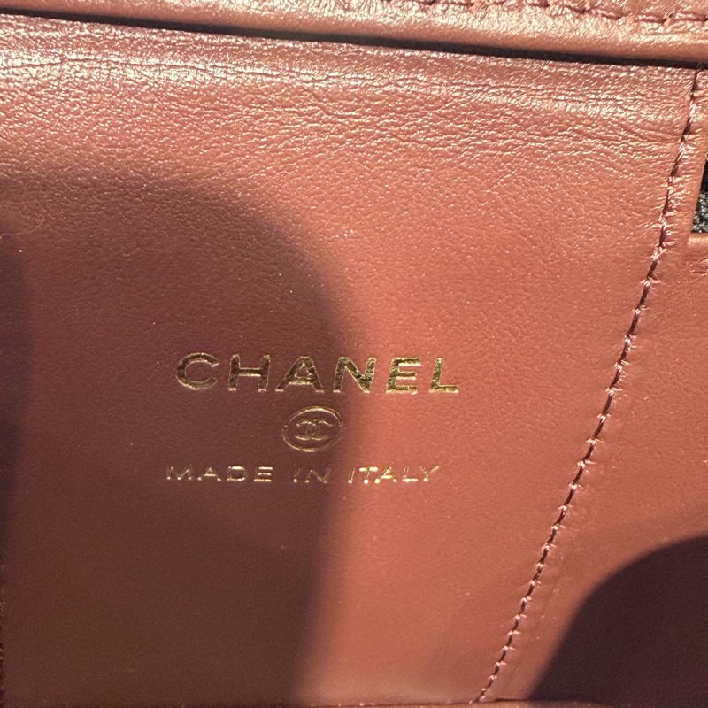 CHANEL 香奈兒的經典魚子醬菱格紋鏈帶迷你化妝包-32