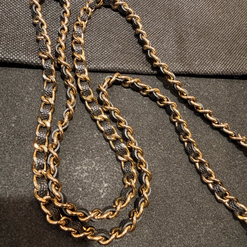 CHANEL 香奈兒的經典魚子醬菱格紋鏈帶迷你化妝包-33