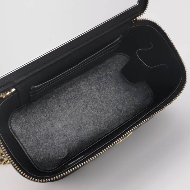 Chanel Vanity Case羊皮菱格絎縫徽章裝飾雙C標識斜挎包單肩包-6