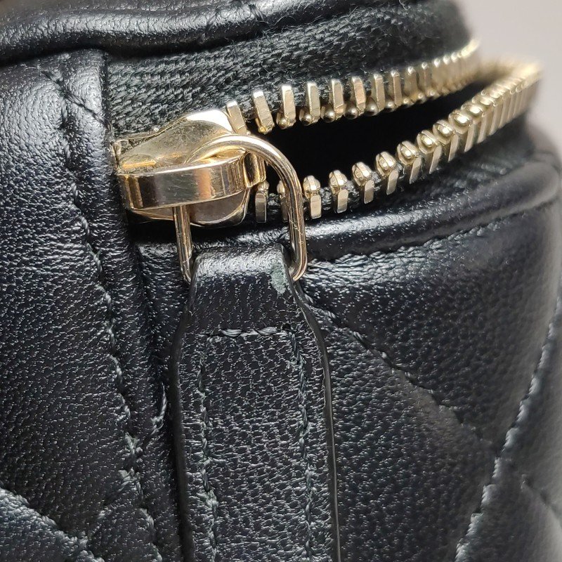 Chanel Vanity Case羊皮菱格絎縫徽章裝飾雙C標識斜挎包單肩包-16