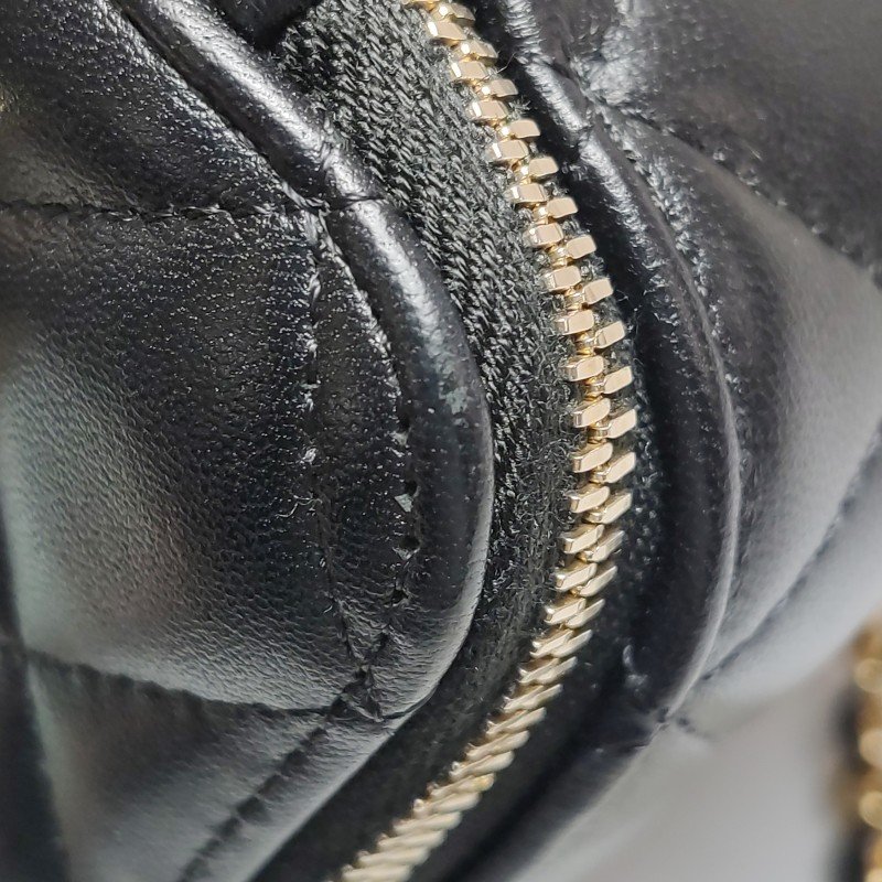 Chanel Vanity Case羊皮菱格絎縫徽章裝飾雙C標識斜挎包單肩包-18