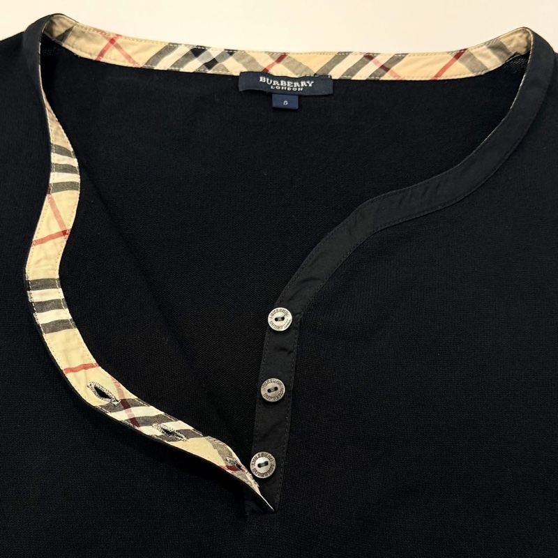 BURBERRY 倫敦 黑色反褶格紋袖戰馬針織上衣-3
