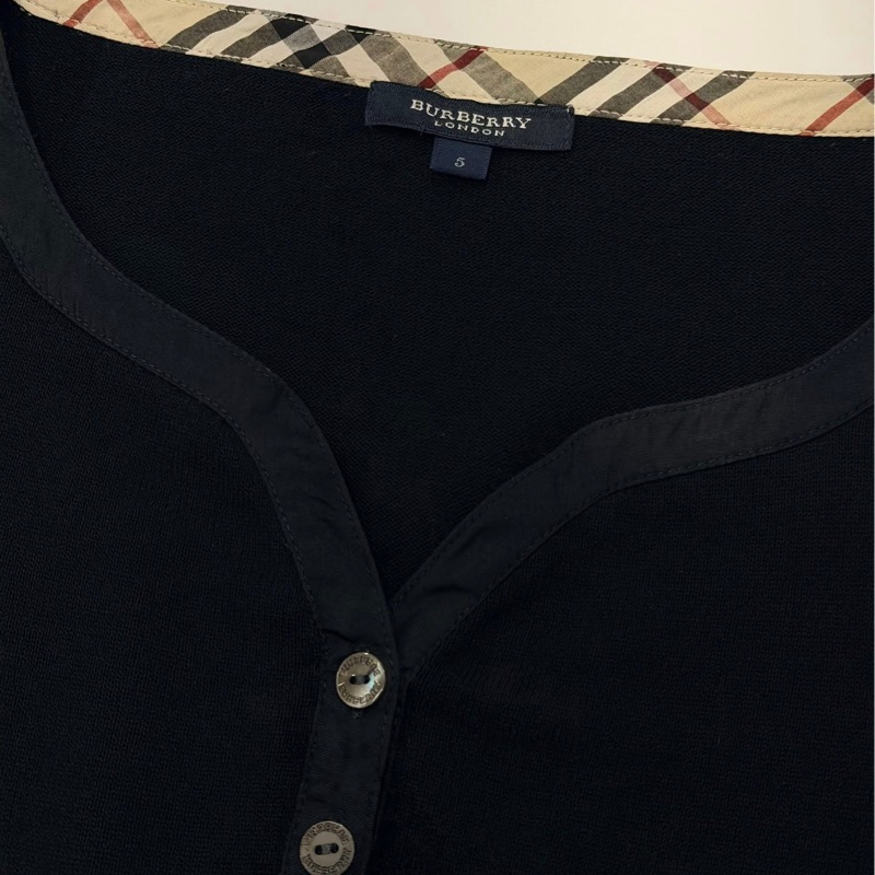 BURBERRY 倫敦 黑色反褶格紋袖戰馬針織上衣-8