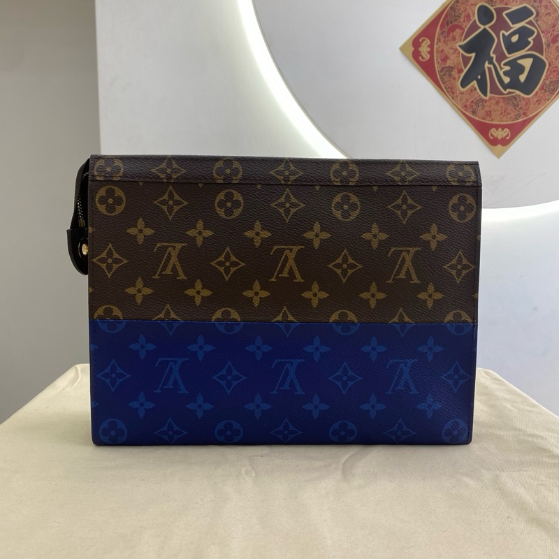 LV路易威登 POCHETTE VOYAGE走秀款 限量款電光藍拼色手拿包 洗漱包-1