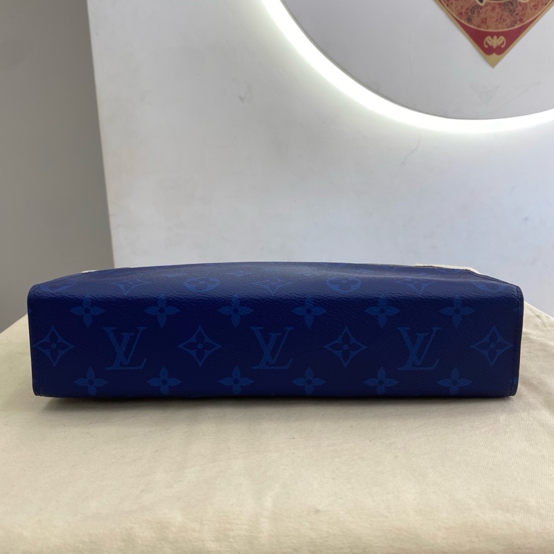 LV路易威登 POCHETTE VOYAGE走秀款 限量款電光藍拼色手拿包 洗漱包-2
