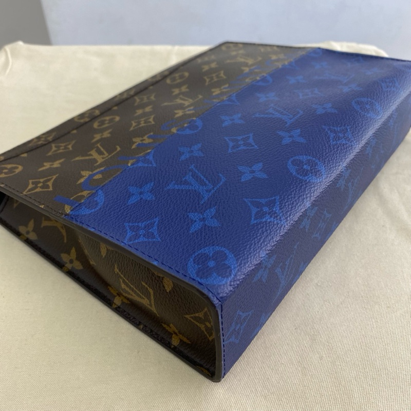 LV路易威登 POCHETTE VOYAGE走秀款 限量款電光藍拼色手拿包 洗漱包-3