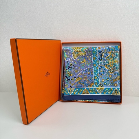 Hermes//愛馬仕 桑蠶絲絲巾 帶盒子
