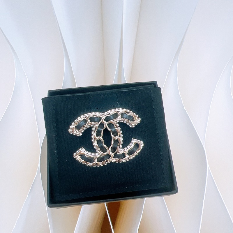 全新 Chanel 23p 水鑽皮穿鏈胸針-0