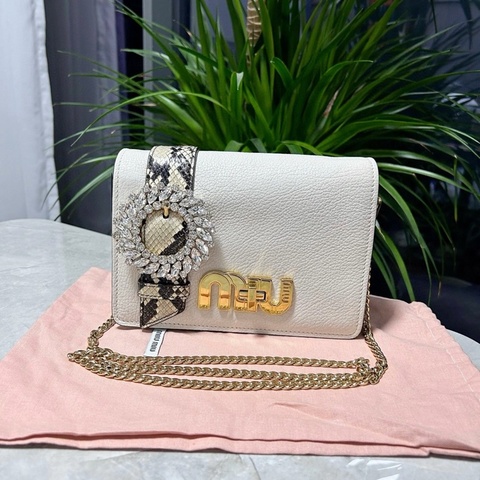 MiuMiu繆繆！MiuLady系列太陽花白色牛皮拼蛇皮水鑽鏈條包