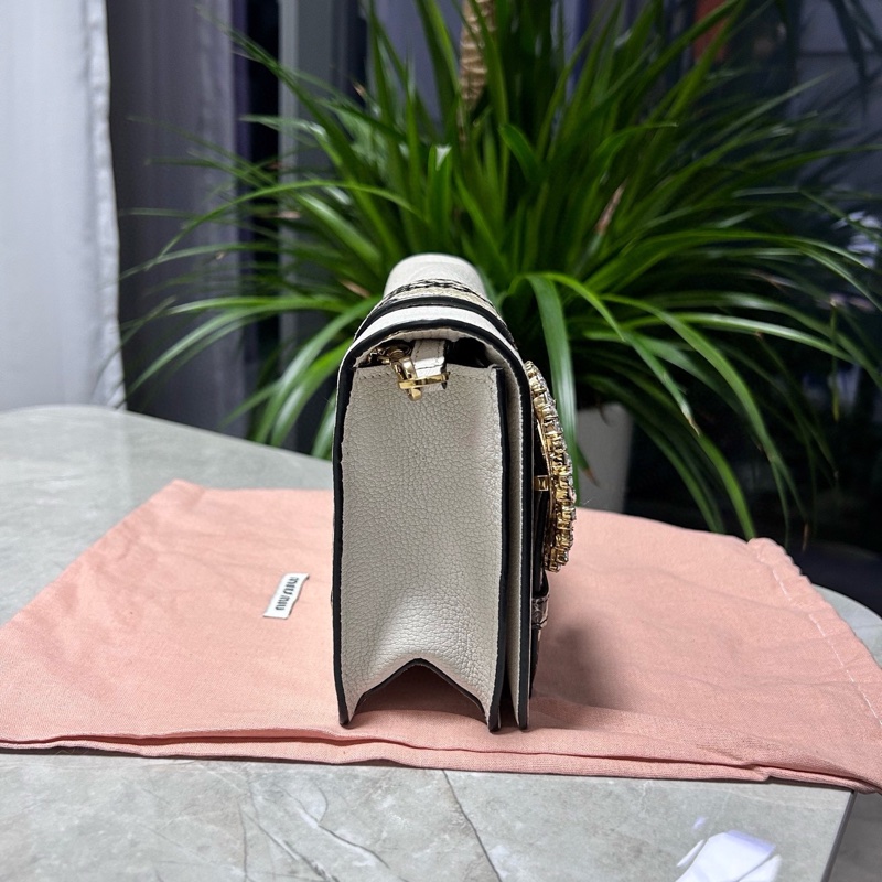 MiuMiu繆繆！MiuLady系列太陽花白色牛皮拼蛇皮水鑽鏈條包-2