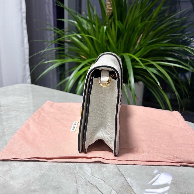 MiuMiu繆繆！MiuLady系列太陽花白色牛皮拼蛇皮水鑽鏈條包-3