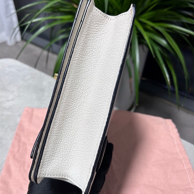 MiuMiu繆繆！MiuLady系列太陽花白色牛皮拼蛇皮水鑽鏈條包-5