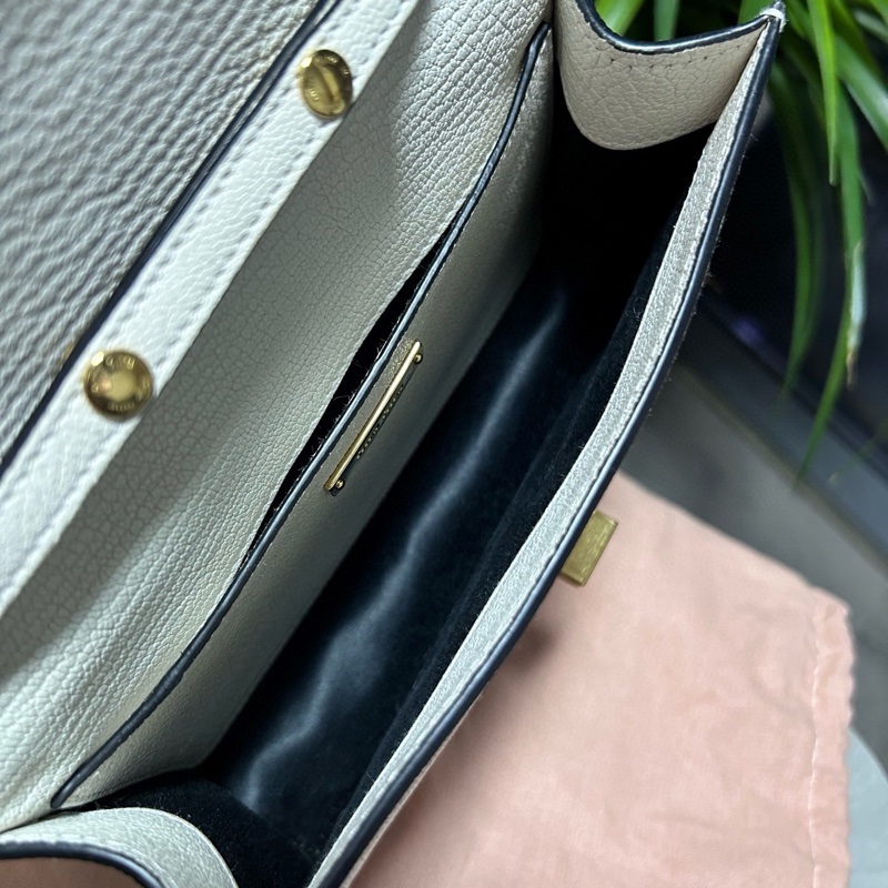 MiuMiu繆繆！MiuLady系列太陽花白色牛皮拼蛇皮水鑽鏈條包-6