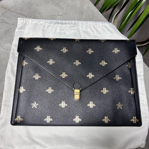 GUCCI古馳！黑金蜜蜂燙金限量款插扣手包，可以放A4紙放合同放iPad