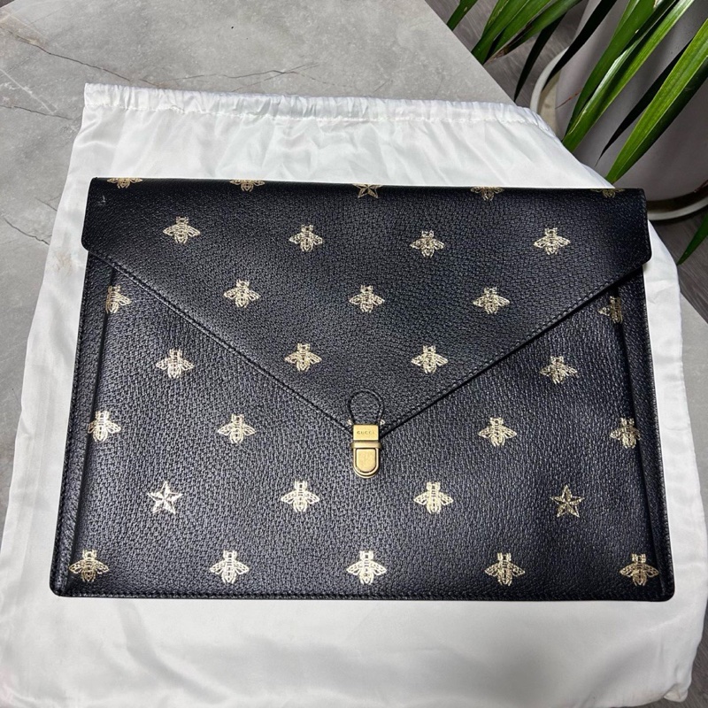 GUCCI古馳！黑金蜜蜂燙金限量款插扣手包，可以放A4紙放合同放iPad-0